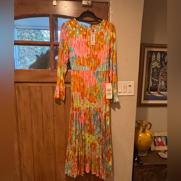 Never Fully Dressed NWTs!
NE Ombré Floral Eliza Midi Dress 
Size 6 - Picture 4 of 7